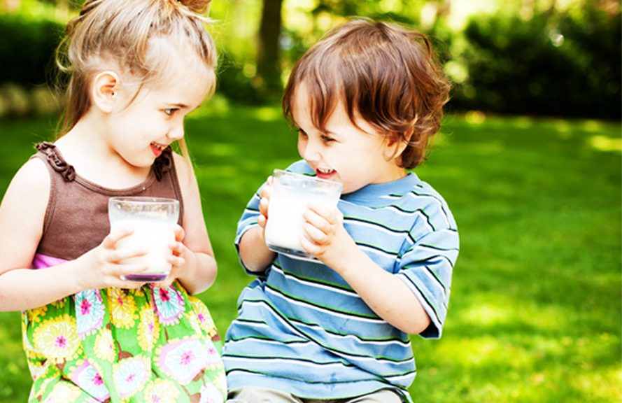 Niño tomando Leche Grupo Gloria