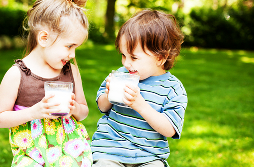 Niño tomando Leche Grupo Gloria