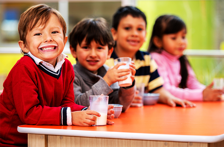 Niño tomando Leche Grupo Gloria