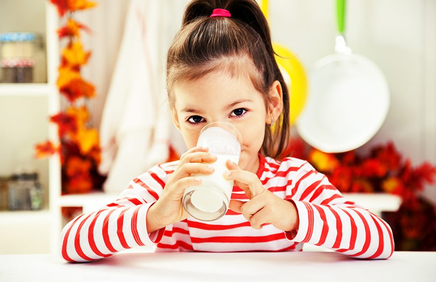 Niña tomando Leche Grupo Gloria