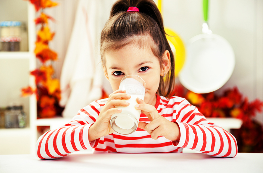 Niña tomando Leche Grupo Gloria